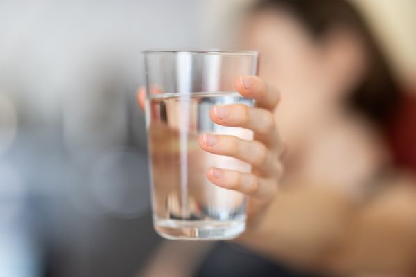 Disidratazione negli anziani: sintomi e come rimediare