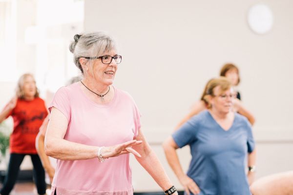 Invecchiamento attivo, definizione e vantaggi per gli anziani e la comunità